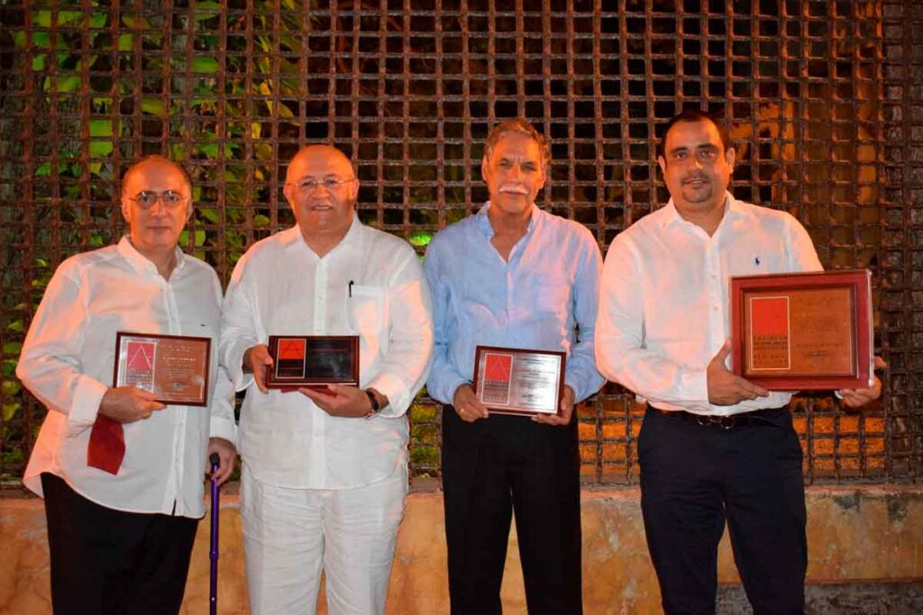 Juan Carlos López Barreto junto a los nominados al premio Arquitecto del Año.