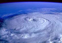 Los 10 huracanes más destructivos de la historia de Estados Unidos Cada año, desde junio hasta noviembre, el calor activa la temporada de huracanes en el Atlántico. Según reporta la NOAA, estos han sido los ciclones más destructivos en suelo estadounidense, todos de categoría tres o superior en la escala Saffir-Simpson, con un alto número de víctimas fatales. Puesto 10: Huracán de Miami Categoría 4 - Septiembre de 1926 - 372 fallecidos. Este poderoso ciclón avanzó a través del Atlántico, ganando fuerza y causando estragos en Florida y la costa del Golfo. Ingresó por Miami y cruzó hacia el oeste, impactando fuertemente. Salió de la península por Fort Myers y continuó su paso hacia Alabama y Mississippi, donde disminuyó su intensidad. Puesto 9: Huracán del Día del Trabajo Categoría 5 - Septiembre de 1935 - Alrededor de 408 fallecidos. Este intenso y compacto ciclón golpeó con fuerza los Cayos de Florida, con una marejada de casi 20 pies. El huracán destruyó estructuras desde Tavernier hasta Marathon, dejando a la ciudad de Islamorada en ruinas. También causó daños en el noroeste de Florida, además de en Georgia y las Carolinas. Puesto 8: Huracán Audrey Categoría 4 - Junio de 1957 - Aproximadamente 416 fallecidos. Audrey azotó la costa del Golfo de México con marejadas que alcanzaron hasta 20 millas tierra adentro. Tocó tierra cerca de la frontera entre Louisiana y Texas y generó tornados que devastaron áreas interiores. Puesto 7: Huracán de las Islas del Mar Categoría 3 - Agosto de 1893 - Entre 1,000 y 2,000 fallecidos. La tormenta golpeó el sur de Georgia, cerca de Savannah, causando marejadas de más de 16 pies que afectaron gravemente a las poblaciones costeras. Puesto 6: Huracán Katrina Categoría 3 - Agosto de 2005 - 1,836 fallecidos. Katrina afectó desde el centro de Florida hasta el este de Texas. En Nueva Orleans, Louisiana, los fuertes vientos y el agua rompieron los diques, inundando grandes áreas y generando una crisis sin precedentes. Puesto 5: Huracán de la Isla Cheniere Caminada Categoría 4 - Octubre de 1893 - 2,000 fallecidos. Conocido como la Gran Tormenta de Octubre, este huracán devastó la isla Cheniere Caminada, al sur de Louisiana, principalmente debido a enormes marejadas ciclónicas. Puesto 4: Huracán de Okeechobee Categoría 4 - Septiembre de 1928 - Aproximadamente 2,500 fallecidos. Llamado también huracán San Felipe II, este ciclón golpeó varias islas del Caribe y el centro de Florida. Entra en Florida a través de West Palm Beach, donde desbordó el lago Okeechobee, resultando en miles de ahogamientos. Puesto 3: Huracán María Categoría 4 - Septiembre de 2017 - 2,975 fallecidos. Este fenómeno atravesó Puerto Rico de extremo a extremo, dejando destrucción masiva. Inicialmente se reportaron 64 fallecidos, pero un estudio de la Universidad George Washington elevó la cifra debido a las muertes indirectas relacionadas con la falta de servicios básicos tras el huracán. Puesto 2: Huracán San Ciriaco Categoría 3 - Aproximadamente 3,400 fallecidos. Con vientos de 100 mph y lluvias prolongadas, San Ciriaco causó grandes daños en el Caribe y la Costa Este de los Estados Unidos. En Puerto Rico fallecieron más de 3,300 personas, y otras 50 murieron en Carolina del Norte y Georgia. Puesto 1: Huracán de Galveston Categoría 4 - Septiembre de 1900 - Entre 6,000 y 12,000 fallecidos. Este ciclón, con vientos de hasta 145 mph, se considera el desastre natural más mortal en la historia de Estados Unidos. La pequeña isla de Galveston, en el sur de Texas, sufrió una devastación sin precedentes.