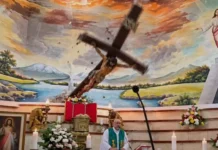 Sacerdote fallece en Guayaquil tras el desprendimiento de un crucifijo durante una misa transmitida en vivo
